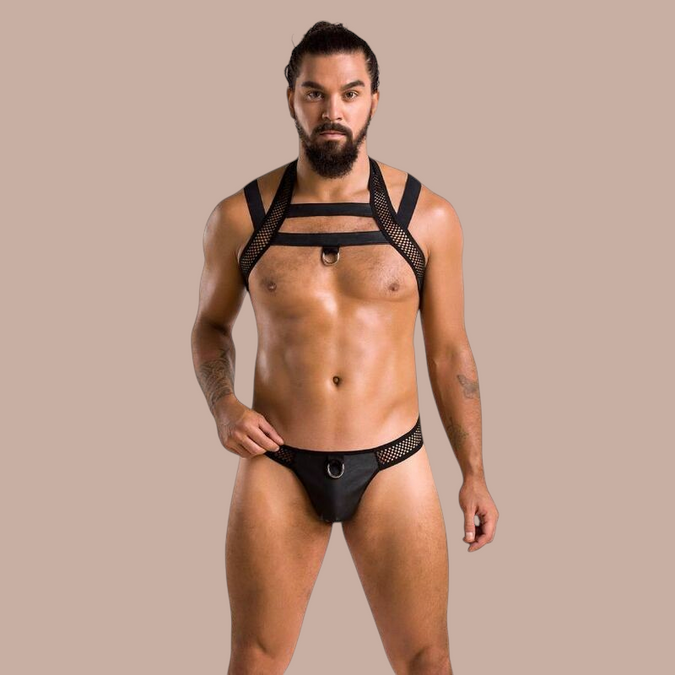 Pleasurements Passion 043 Set Jacob zwart herenondergoed met harnas en mesh details voor een verleidelijke look.