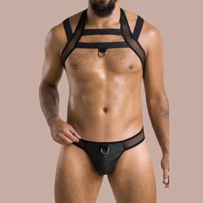 Pleasurements Passion 043 Set Jacob zwart herenondergoed met harnas, mesh details en metalen ringen.