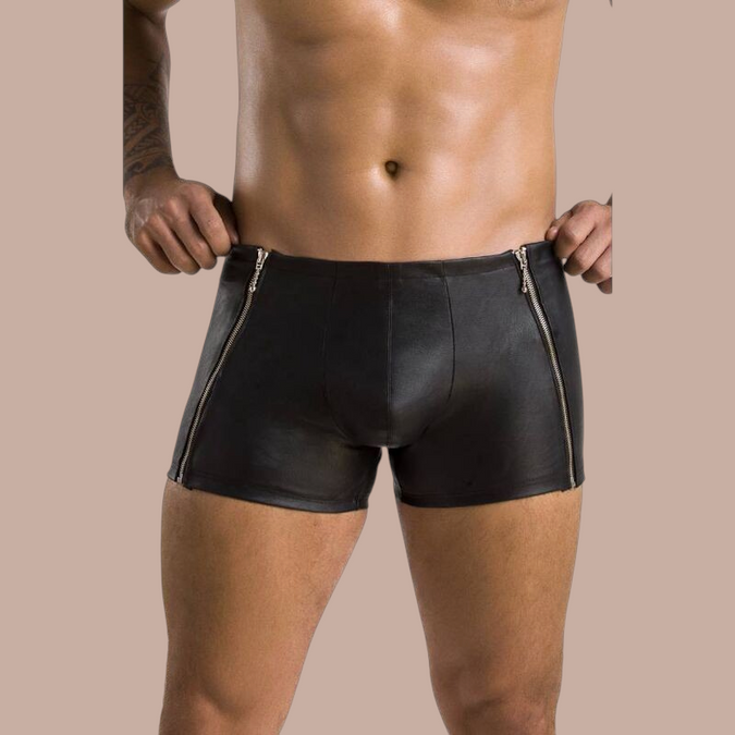 Pleasurements Passion 049 herenshorts in matzwart met opvallende zilverkleurige ritsdetails aan de zijkanten.