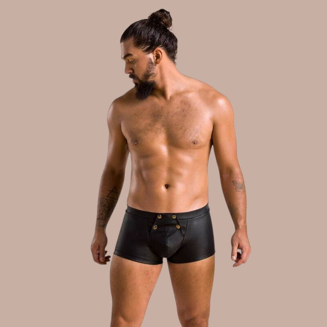 Pleasurements Passion 050 Patrick zwarte herenshorts met knoopsluiting gedragen door een model