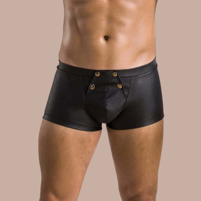 Pleasurements Passion 050 Patrick zwarte herenshorts met decoratieve knopen in een lederlook afwerking