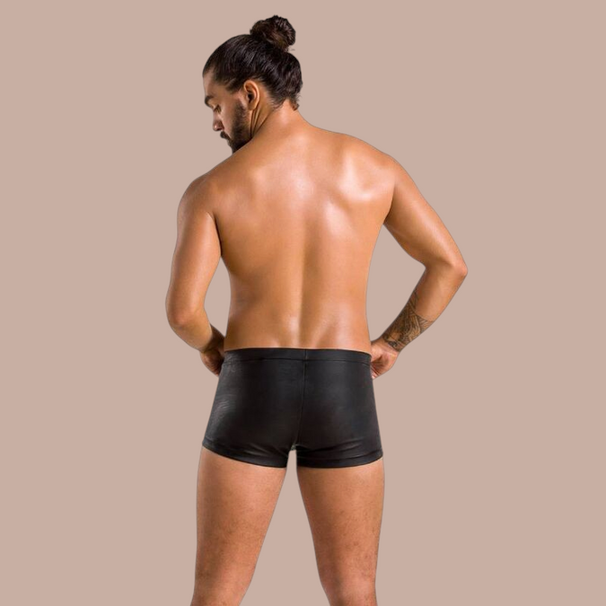 Man met knot draagt zwarte Passion 050 Patrick shorts van Pleasurements, gezien vanaf de achterkant.