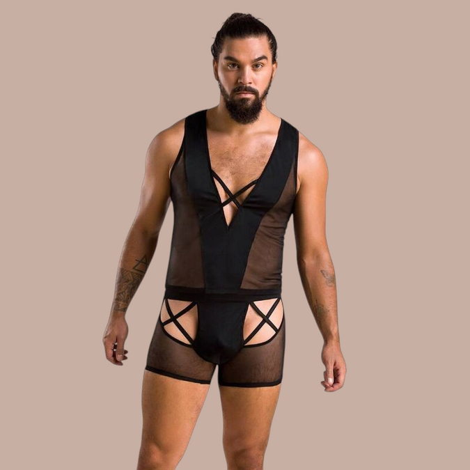 Pleasurements Passion 054 Oscar set in zwart, een verleidelijk herenondergoed met mesh details en kruisende bandjes.