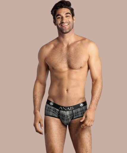 Pleasurements Anais Men Balance Brief met grijs ruitpatroon en zwarte tailleband gedragen door een model