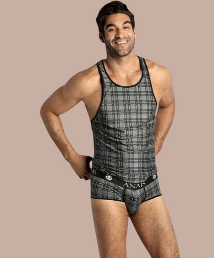 Pleasurements Anais Men Balance Top in grijs met ruitpatroon, gedragen door een glimlachend model.