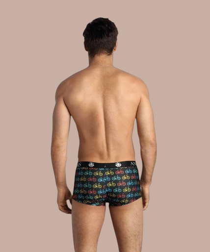 Pleasurements Anais Men Benito boxer met kleurrijk fietsenpatroon op zwarte ondergrond gedragen door een model