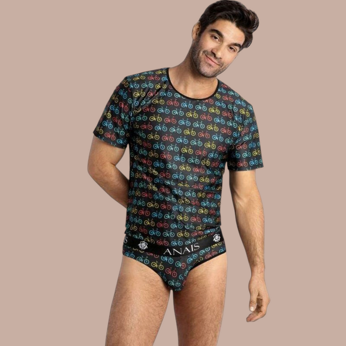 Pleasurements Anais Men Benito T-shirt met kleurrijk fietsenpatroon op zwarte transparante stof gedragen door model