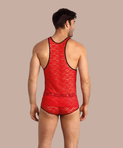Pleasurements Anais Men Brave Top in rood kant met zwarte bies gedragen door een glimlachend model