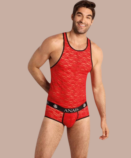 Pleasurements Anais Men Brave Top in rood kant met zwarte bies gedragen door een glimlachend model