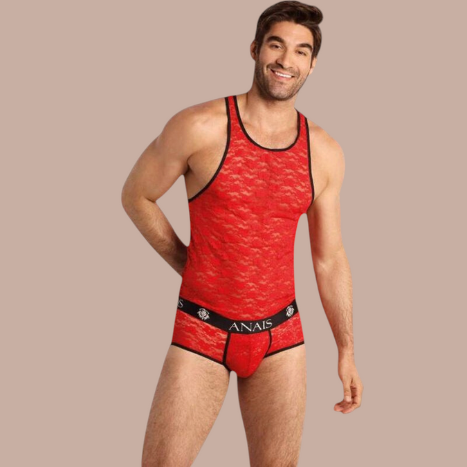 Pleasurements Anais Men Brave Top in rood kant met zwarte bies gedragen door een glimlachend model