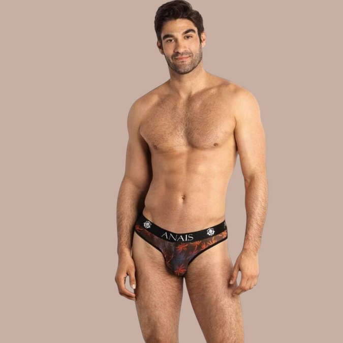 Pleasurements Anais Men Chill Slip met tropische print en zwarte tailleband gedragen door een model