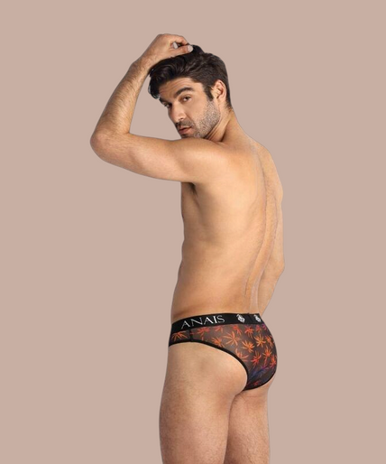 Pleasurements Anais Men Chill Slip met tropische print en zwarte tailleband gedragen door een model