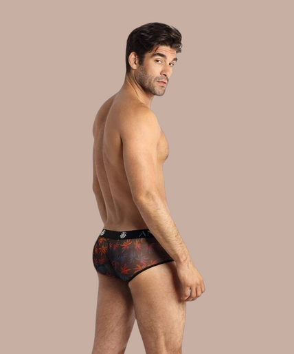 Pleasurements Anais Men Chill boxer brief met kleurrijk bladmotief en elastische tailleband gedragen door een model.