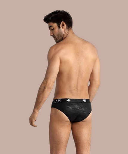 Model draagt zwarte Anais Men Electro Slip herenonderbroek met merklogo op de tailleband van Pleasurements