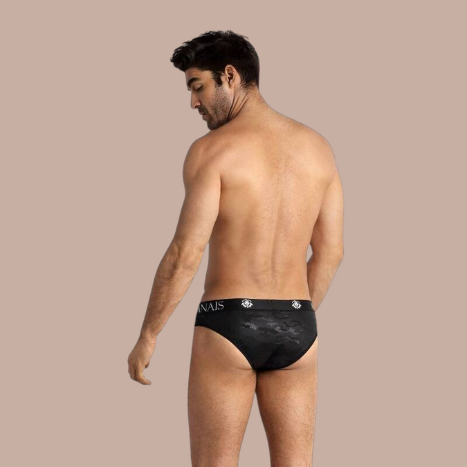 Man draagt zwarte Anais Men Electro Slip met logoband, gezien vanaf de achterkant tegen een neutrale achtergrond.
