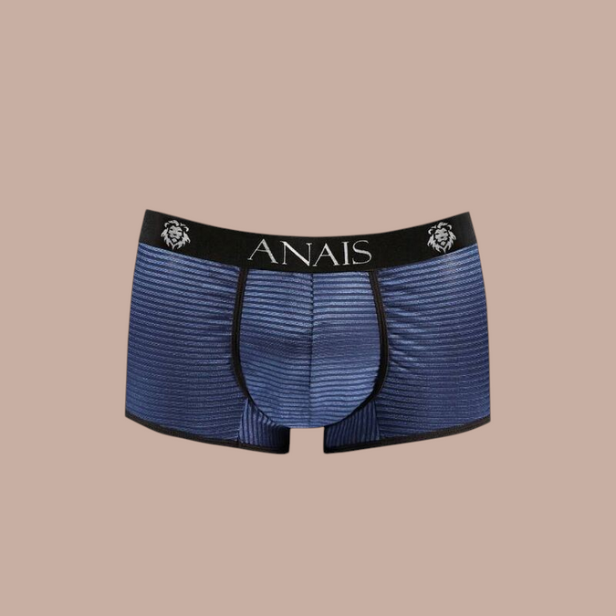Pleasurements Anais Men Naval Boxer in blauw met gestreept textuur en zwarte tailleband met logo