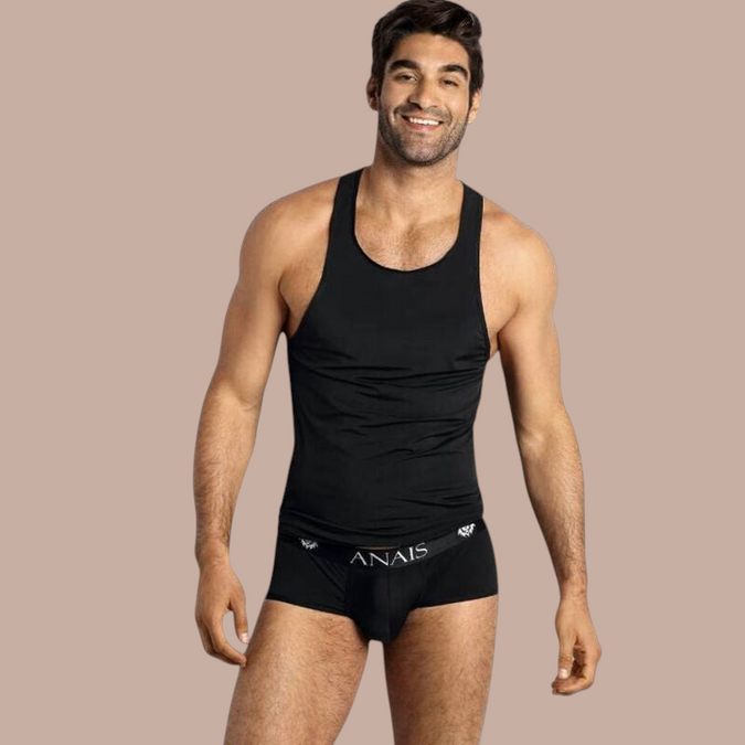 Pleasurements Anais Men Petrol top in zwart gedragen door een glimlachend model als onderdeel van premium ondermode.