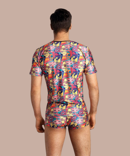 Pleasurements Anais Men Comics T-shirt met kleurrijke stripboekprint gedragen door een glimlachend model