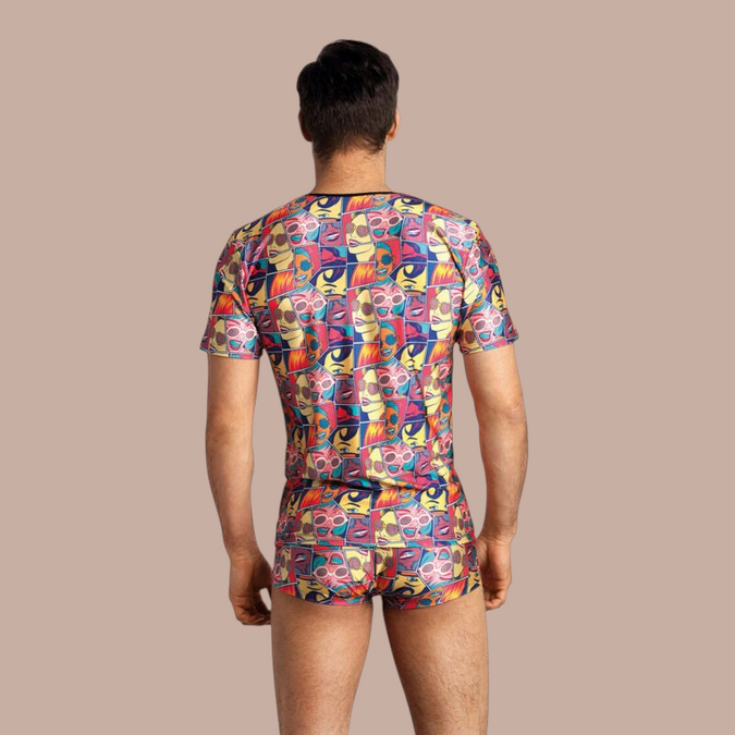 Pleasurements Anais Men Comics T-shirt met kleurrijke stripboekprint op een model van achteren gezien.