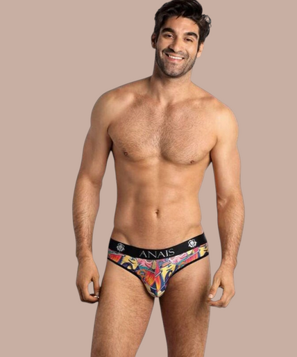 Pleasurements Anais Men Comics Slip met kleurrijke stripboekprint en zwarte tailleband gedragen door een model