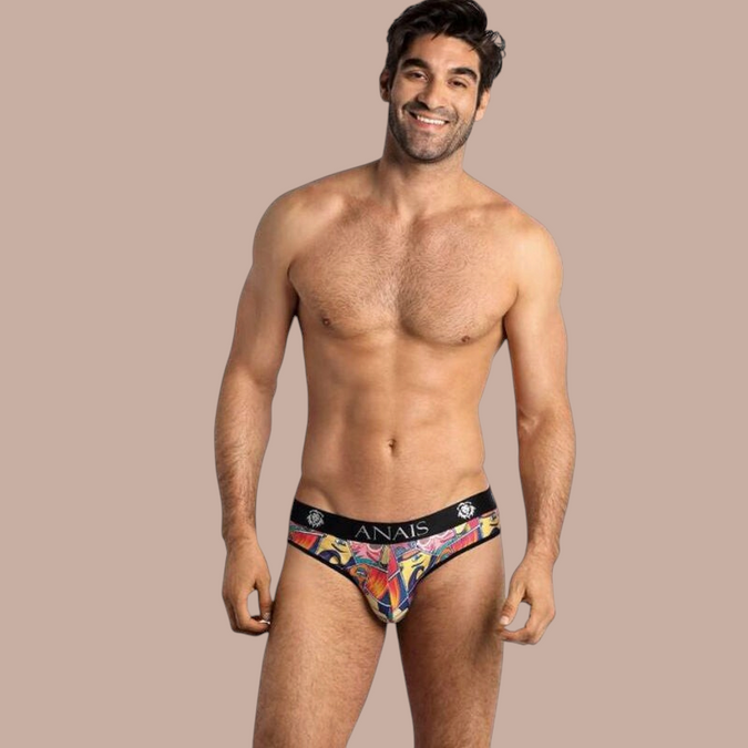 Pleasurements Anais Men Comics Slip met kleurrijke stripboekprint en zwarte tailleband gedragen door een model