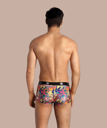 Model draagt Pleasurements Anais Men Comics boxer met kleurrijke stripverhaalprint en zwarte tailleband.