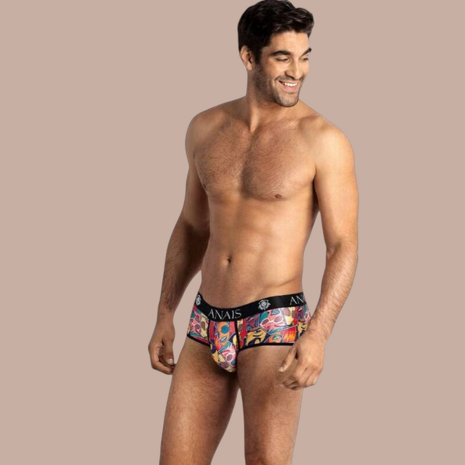 Pleasurements Anais Men Comics brief met kleurrijke stripboekprint en zwarte tailleband gedragen door een model