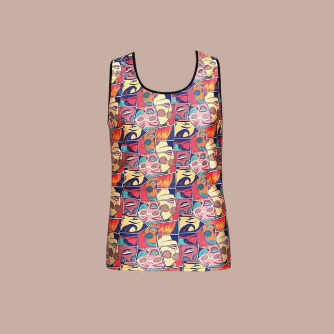 Pleasurements Anais Men Comics Top met kleurrijke stripboekprint en zwarte bies voor een expressieve look.