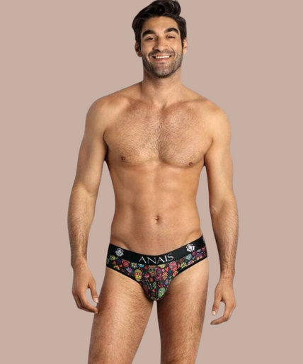 Pleasurements Anais Men Mexico slip met kleurrijke schedelprint en zwarte tailleband gedragen door een model