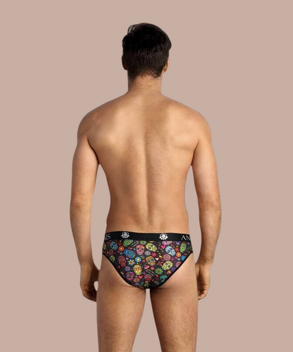 Pleasurements Anais Men Mexico slip met kleurrijke schedelprint en zwarte tailleband gedragen door een model