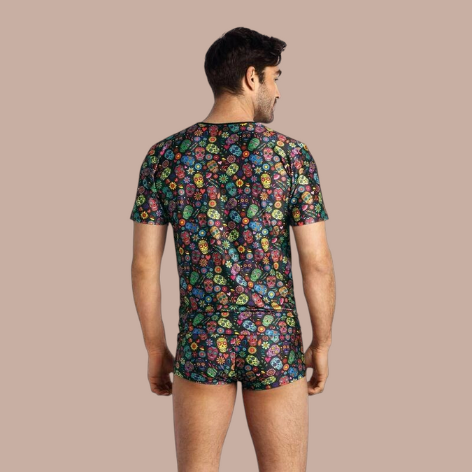Pleasurements Anais Men Mexico T-shirt met kleurrijk suikerschedelpatroon op een zwarte achtergrond, rugaanzicht