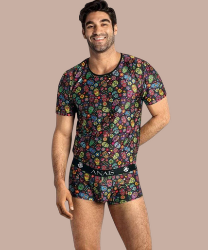 Pleasurements Anais Men Mexico T-shirt met kleurrijke schedelprint op een zwarte achtergrond gedragen door een model