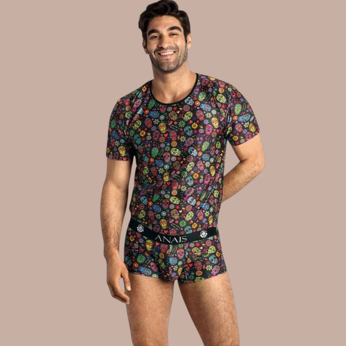 Pleasurements Anais Men Mexico T-shirt met kleurrijke schedelprint op een zwarte achtergrond gedragen door een model