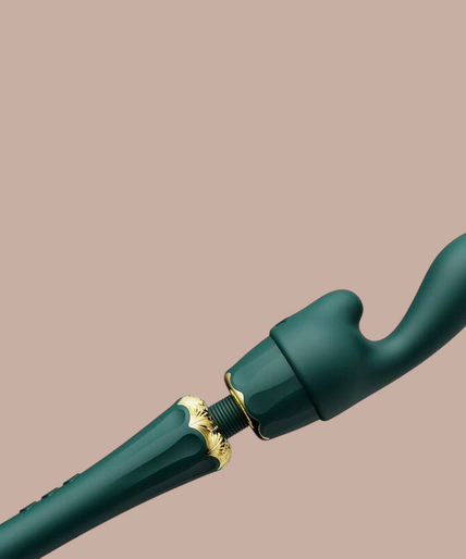 Pleasurements Zalo Kyro groene siliconen wandmassager met gouden details en verwisselbare opzetstukken