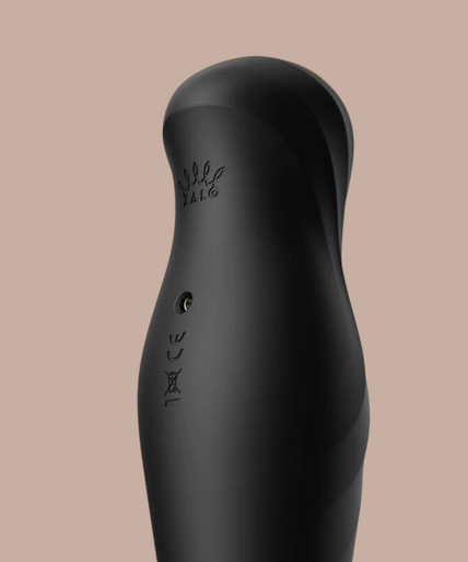 Pleasurements Zalo King Thruster in zwart siliconen met een elegant goudkleurig detail aan de bovenkant.