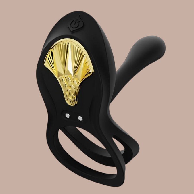 Pleasurements Zalo Bayek zwarte siliconen vibrerende koppelring met gouden Egyptische details voor intiem gebruik.