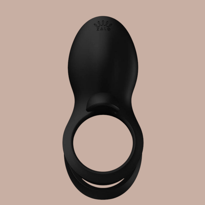 Pleasurements Zalo Bayek zwarte siliconen vibrerende koppelring met ergonomisch ontwerp voor gedeeld plezier.