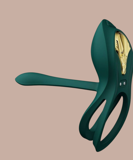 Pleasurements Zalo Bayek vibrerende koppelring in groen siliconen met gouden Egyptisch geïnspireerd detail.
