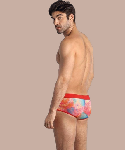 Pleasurements Anais Men Falcon boxer brief met kleurrijke abstracte print en rode tailleband gedragen door een model