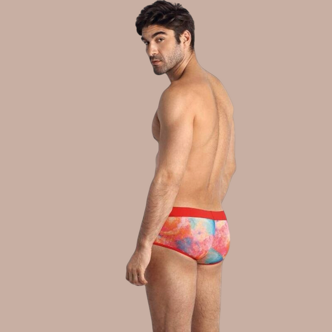 Pleasurements Anais Men Falcon boxer brief met kleurrijk abstract patroon en rode tailleband gedragen door model