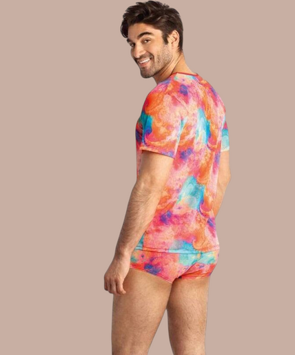 Pleasurements Anais Men Falcon T-shirt met kleurrijk abstract patroon en rode boorden gedragen door een model