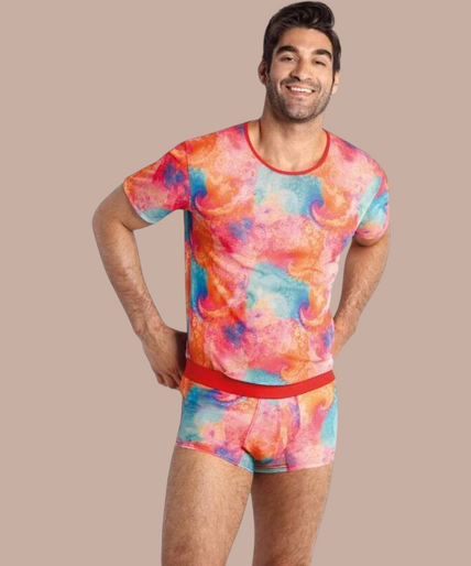 Pleasurements Anais Men Falcon T-shirt met kleurrijk abstract patroon en rode boorden gedragen door een model