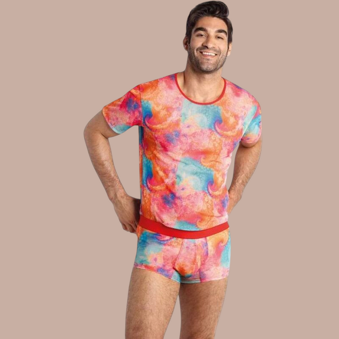 Pleasurements Anais Men Falcon T-shirt met kleurrijk abstract patroon en rode boorden gedragen door een model