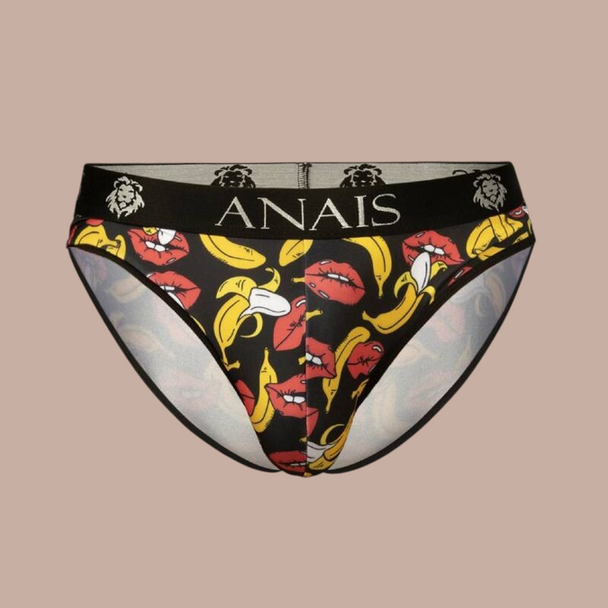 Pleasurements Anais Men Banana Slip met een speelse print van bananen en lippen op een zwarte herenslip
