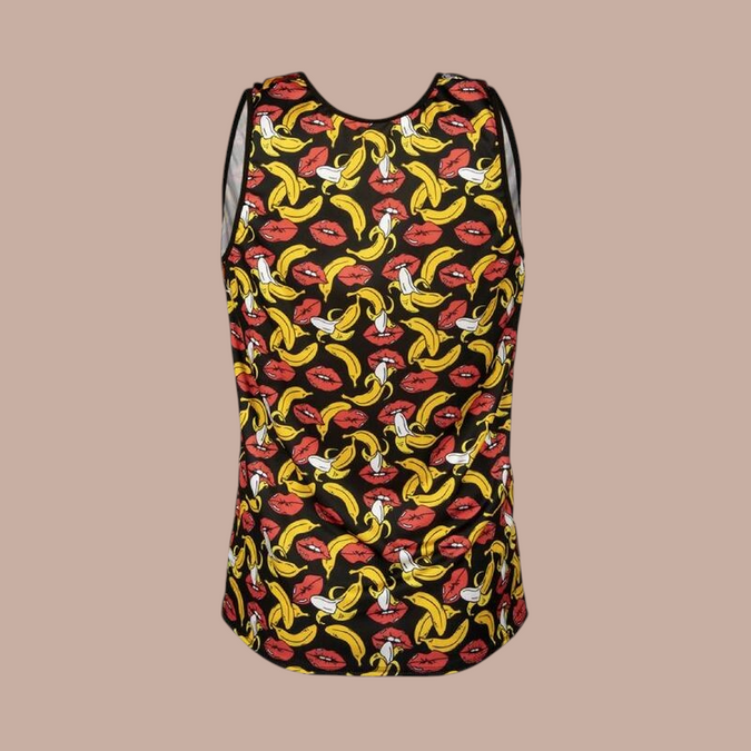 Pleasurements Anais Men Banana Top met een speels patroon van bananen en rode lippen op een zwarte achtergrond.