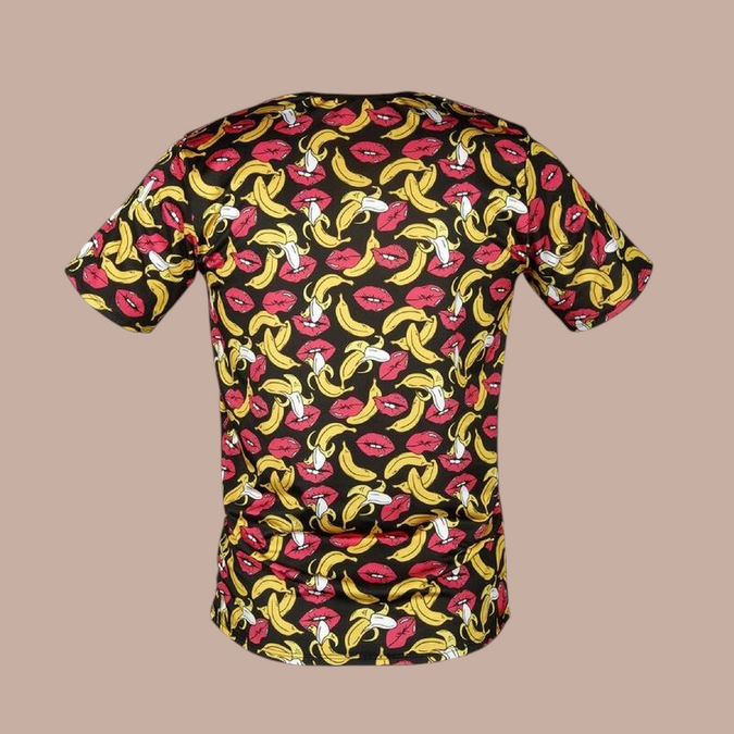 Pleasurements Anais Men Banana T-shirt met all-over print van bananen en rode lippen op een zwarte achtergrond