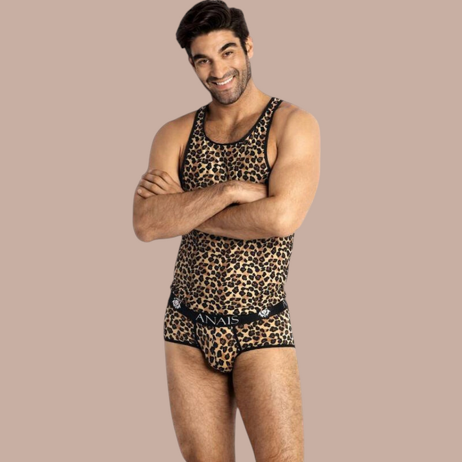 Model draagt Pleasurements Anais Men Mercury top met luipaardprint en bijpassende boxershort