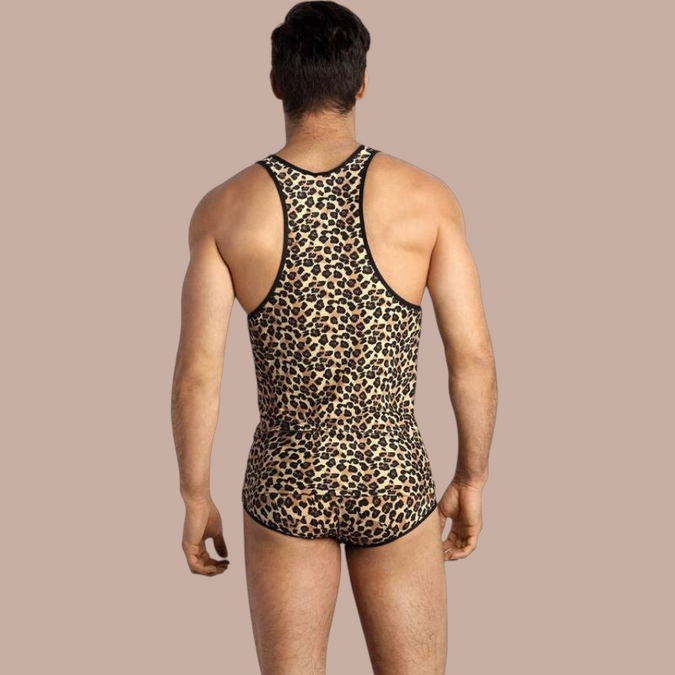 Pleasurements Anais Men Mercury top met luipaardprint gedragen door een man, rugaanzicht