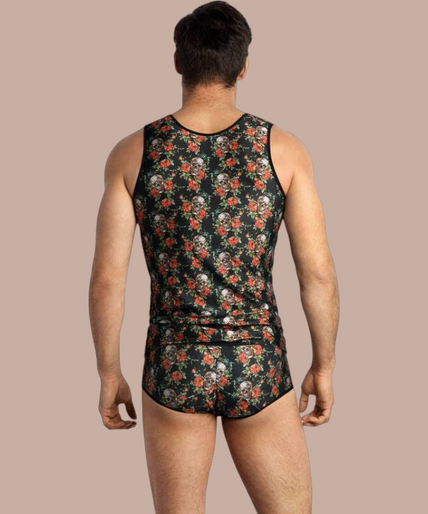 Pleasurements Anais Men Power Top met zwarte ondergrond, schedel- en rozenprint, gedragen door een man.
