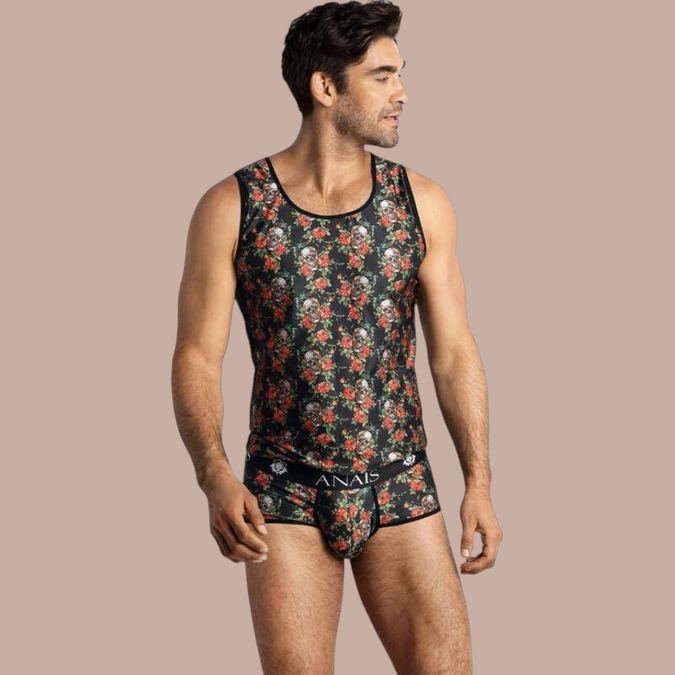 Pleasurements Anais Men Power Top met zwarte ondergrond, schedel- en rozenprint, gedragen door een man.